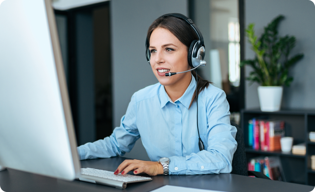 matrack customer support executive assisting a truck driver over sms